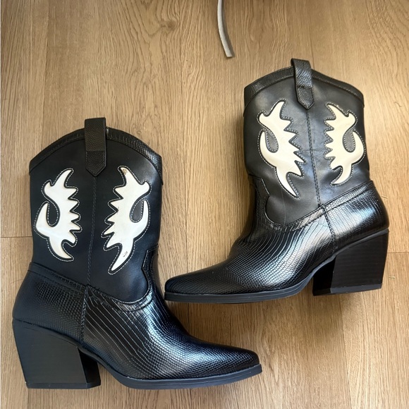 Soda NWT black heeled boots with white detail size 8 - Picture 2 of 7